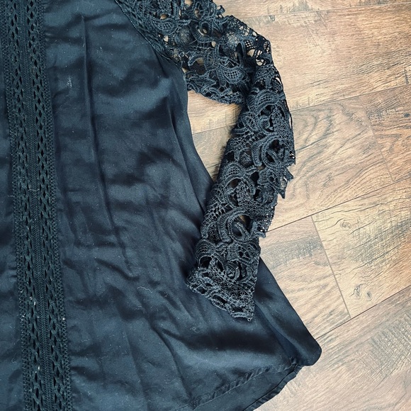 Beautiful Black Lace Flowing Ling Sleeve Top with Button Details - Picture 3 of 7